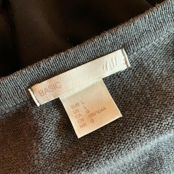 H&M Cardigan - Gray with littles buttons in the front  long sleeves - Large - Picture 9 of 12